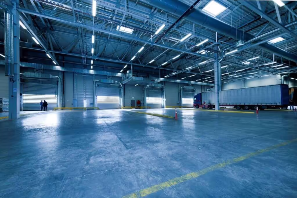 Helle Industriehalle mit Laderampen und sichtbarer Gebäudetechnik